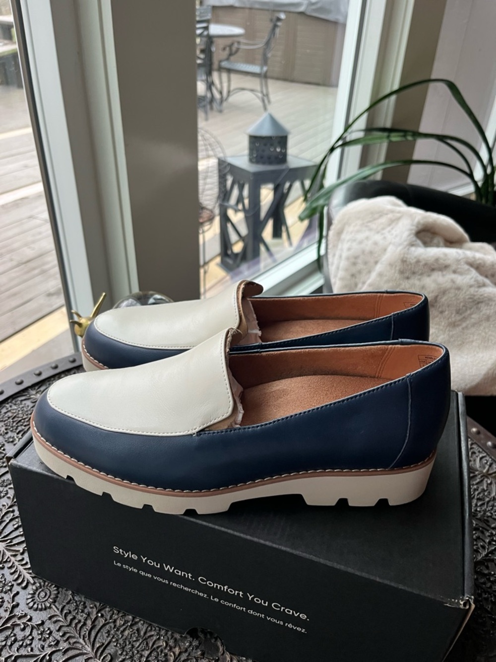 VIONIC KENSLEY NAPPA LEATHER LOAFERS IN NAVY CREAM 8 W WIDE - Picture 5 of 9